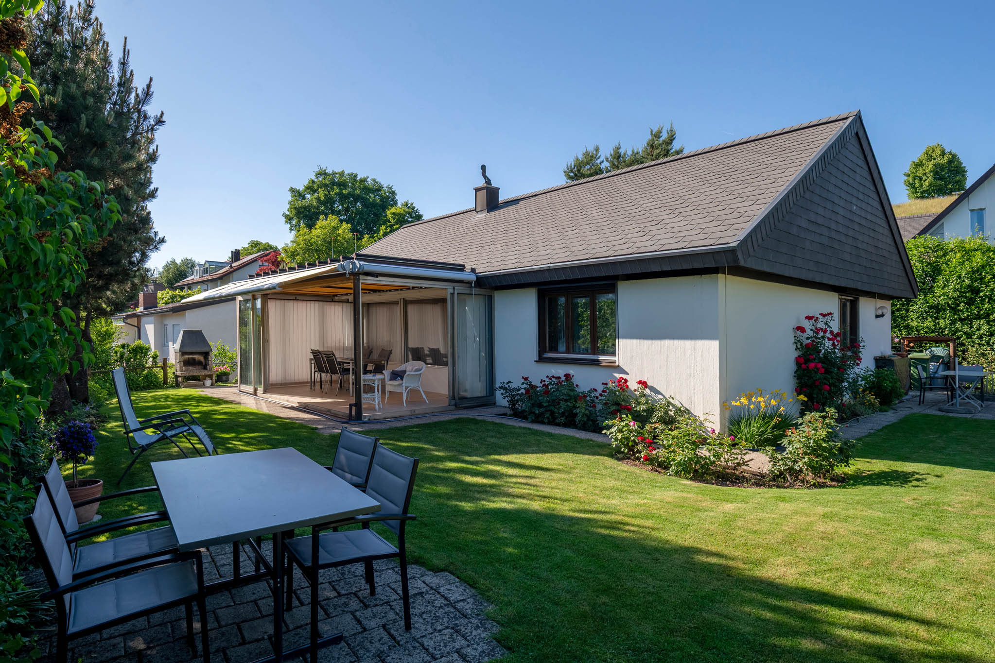 www.zipfoto.net Einfamilienhaus mit grossem, wunderschönem Garten Dieses einzigartige, freistehende Einfamilienhaus überzeugt durch einen praktischen Grundriss mit Wohn-bereich auf einer Etage und einen, grossen, sehr gepflegten Garten. Der grosse, helle Wohnbereich mit stilvollem Cheminée und hochwertiges Parkett in Kombination mit passenden Holzdecken schafft eine warme, einladende Atmosphäre, die sofort ein angenehmes Gefühl von Zuhause vermittelt.