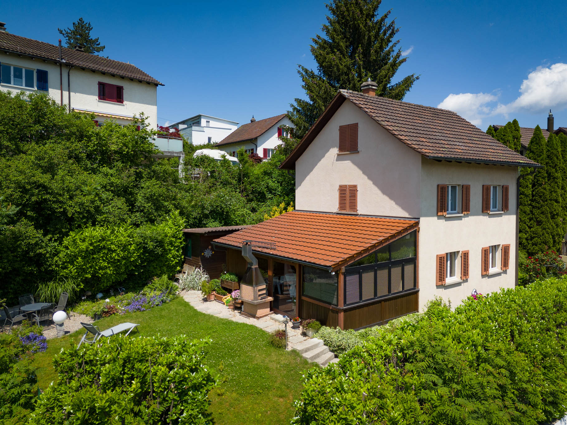 Ihre grüne und ruhige Oase in Zentrumsnähe. Dieses freistehende Einfamilienhaus liegt in einem ruhigen Einfamilienhausquartier unweit des Zentrums von Uster. Die Liegenschaft verfügt über 4½ Zimmer