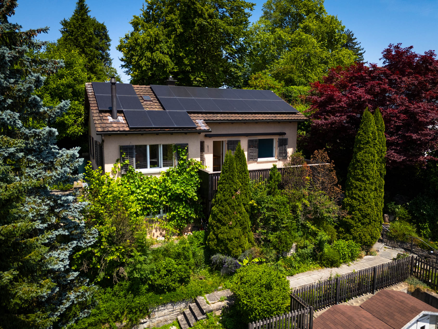 Über den Dächern von Uster Dieses einzigartige, renovierte Einfamilienhaus überzeugt durch seine zentrale Lage und eine fantastische Aussicht bis in die Berge und über das Glatttal bis nach Zürich. Im Erdgeschoss befindet sich ein gemütlicher Wohn-/Essbereich mit einem stilvollem Schwedenofen und eine offene, praktische Küche. Von hier schätzen Sie den direkten Zugang zu grosser Terrasse, die eine herrliche Aussicht über den Dächern von Uster bietet - ideal für stimmungsvolle Abende mit Sonnenunter-gang zu jeder Jahreszeit. Auf dieser Etage befinden sich weiter zwei Schlafzimmer und ein hübsches Badezimmer mit Badewanne.
