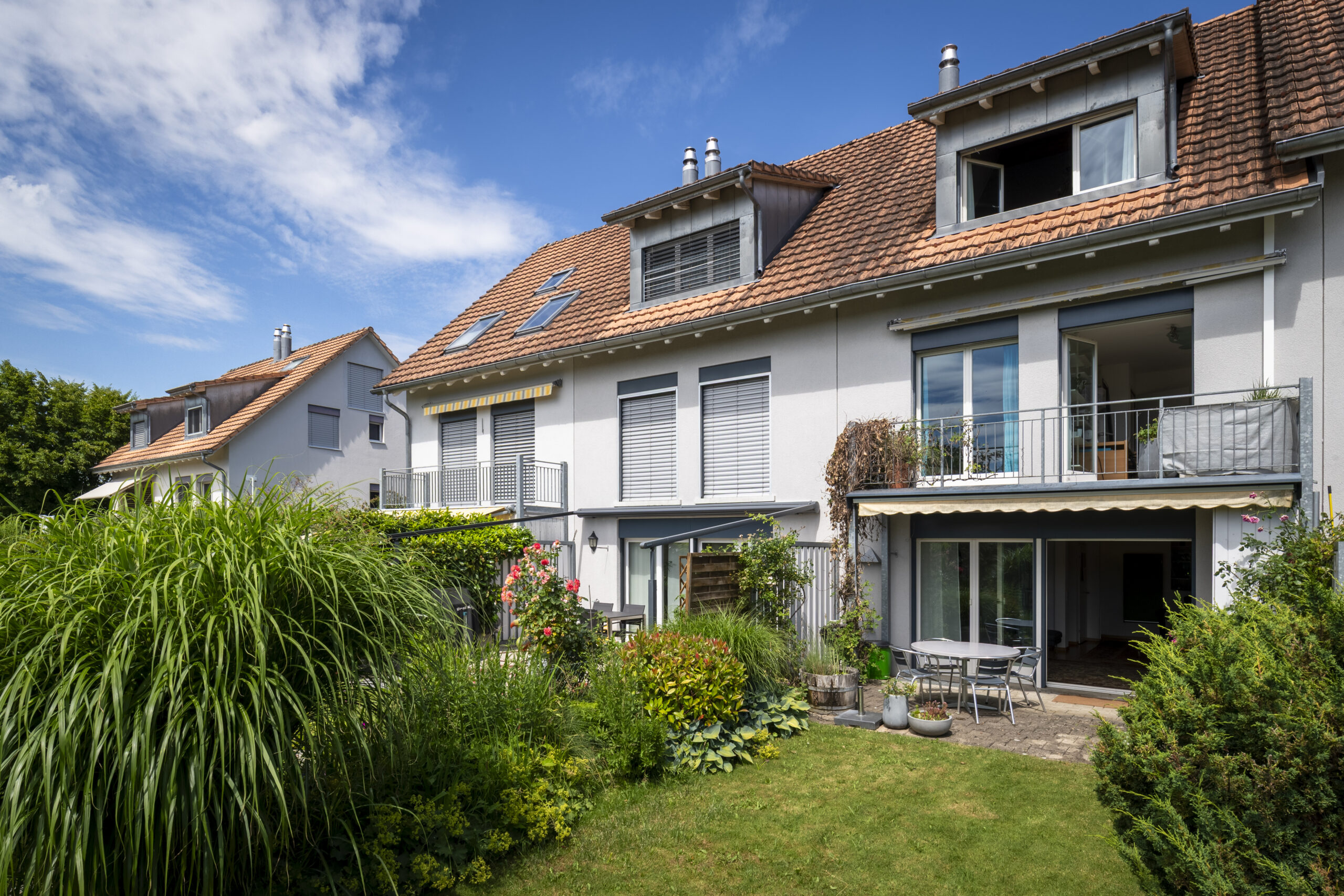 www.zipfoto.net Traumlage nicht nur für eine Familie Dieses 5½-Zimmer Reihen-Einfamilienhaus liegt in einer ausserordentlich ruhigen und familienfreundli-chen Umgebung nahe Natur, Wald und Wiesen. Das Haus überzeugt mit einem klassischen Grundriss mit grossem Wohn-/Esszimmer, direktem Zugang zum Gartensitzplatz, halboffener Küche und Besucher-WC im Erdgeschoss. Ein hochwertiger Schwedenofen sorgt für gemütliches Ambiente und behagliche Wärme in den kälteren Jahreszeiten. Im Obergeschoss finden Sie drei hübsche Schlafzimmer und ein Bad/Dusche/WC. Vom Balkon, der von zwei Zimmern zugänglich ist, geniessen Sie einen wunderschönen Blick auf Ihren Garten und die grüne Umgebung.